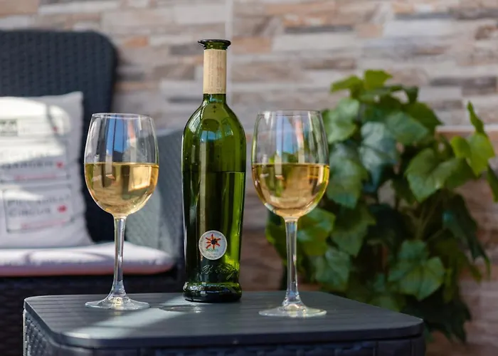 Pearl Of Nature: Serenity By The Sea Apartman Azano